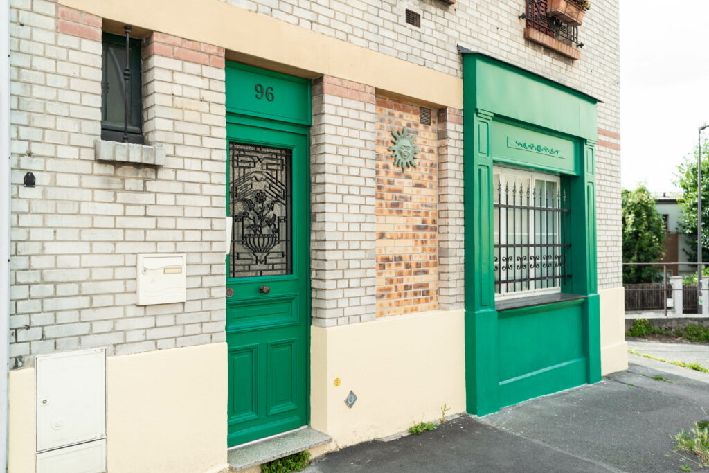 Porte d'entrée peinte et rénovée pour un immeuble résidentiel