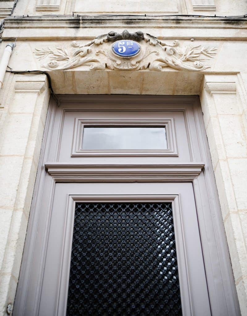 partie supérieure porte en bois échoppe bordelaise couleur taupe