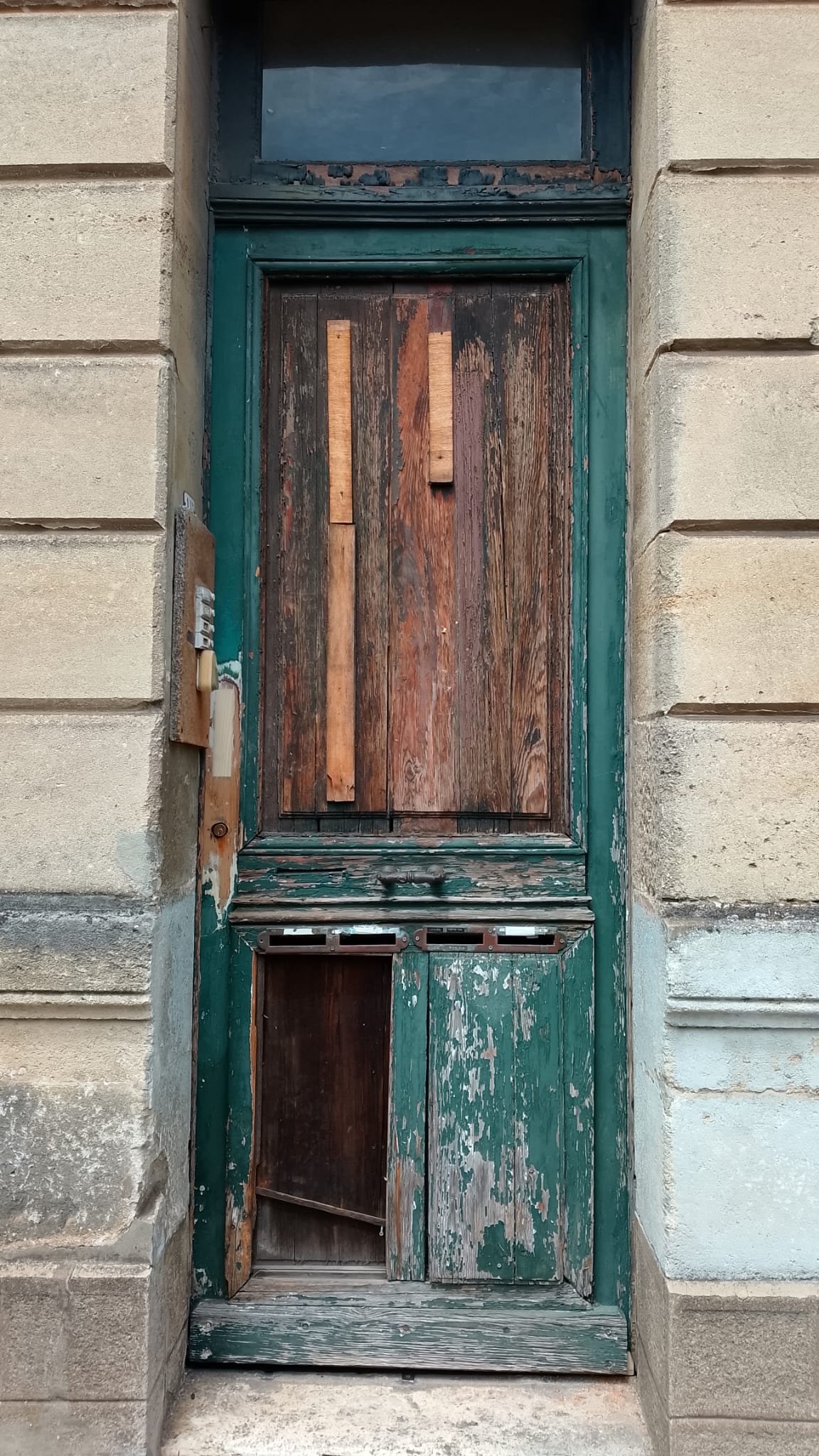 Porte en bois nécessitant un diagnostic