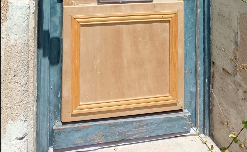 Porte d’entrée en bois qui frotte : quelles solutions ?